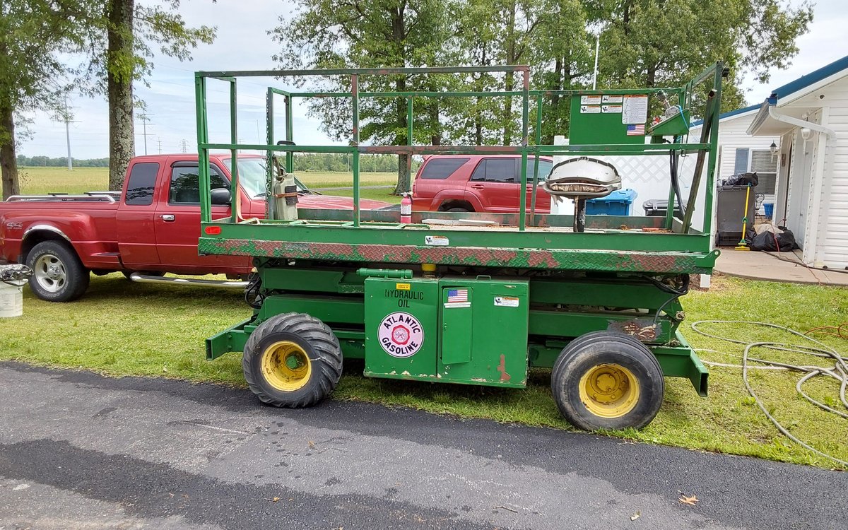 Hydraulic Platform Lift, Runs Drives And Extends 25ft, Platform is 60" x 126" Runs On Propane