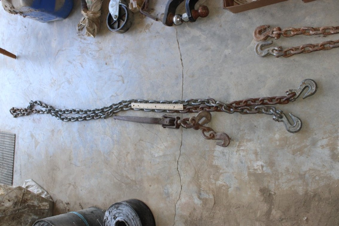 Chain Binder and 13 Ft Chain With 2 Hooks