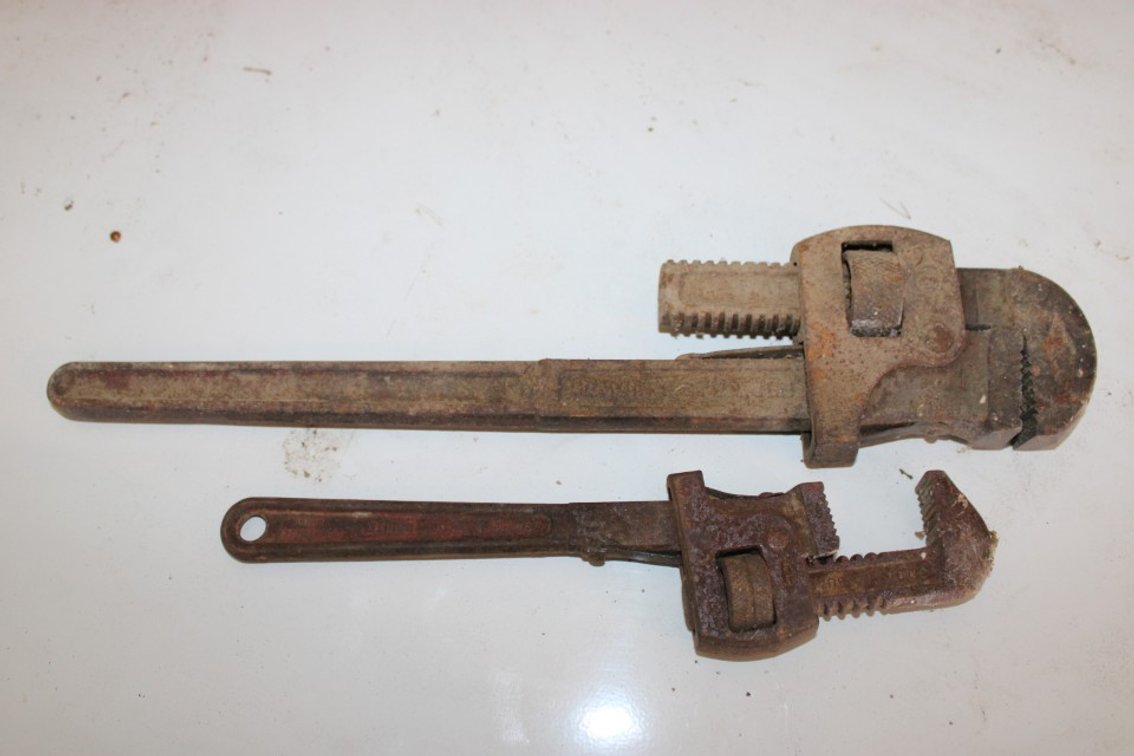 2 Pipe Wrenches