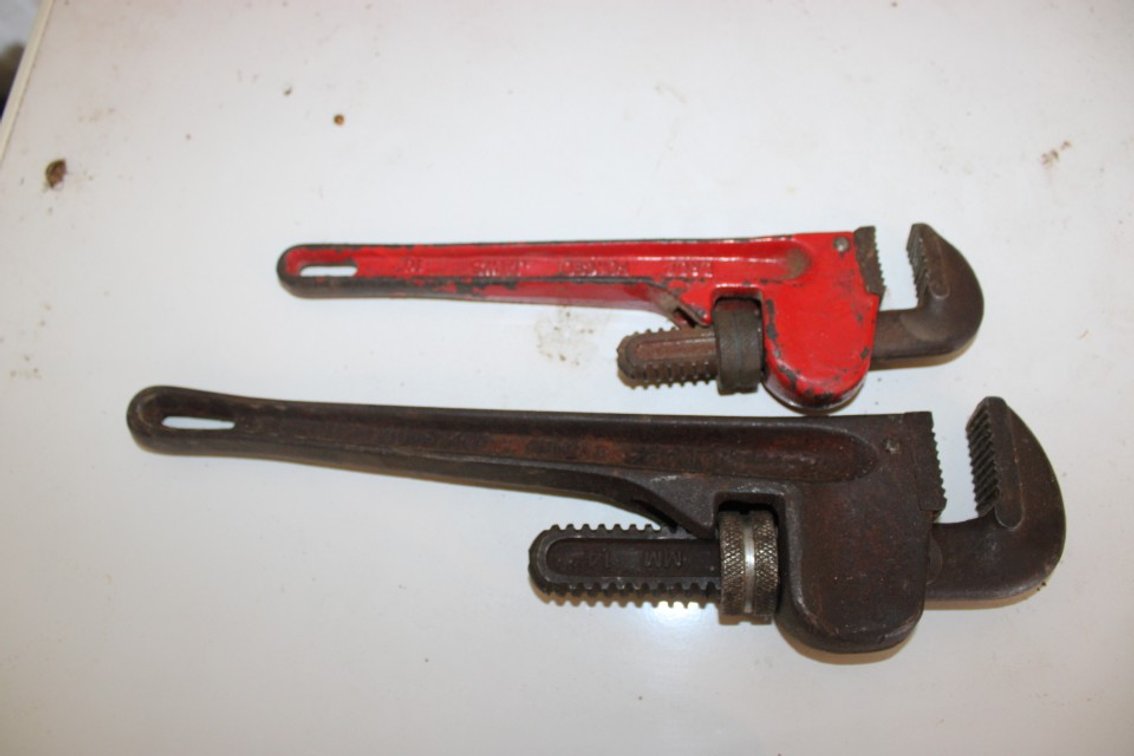 2 Pipe Wrenches