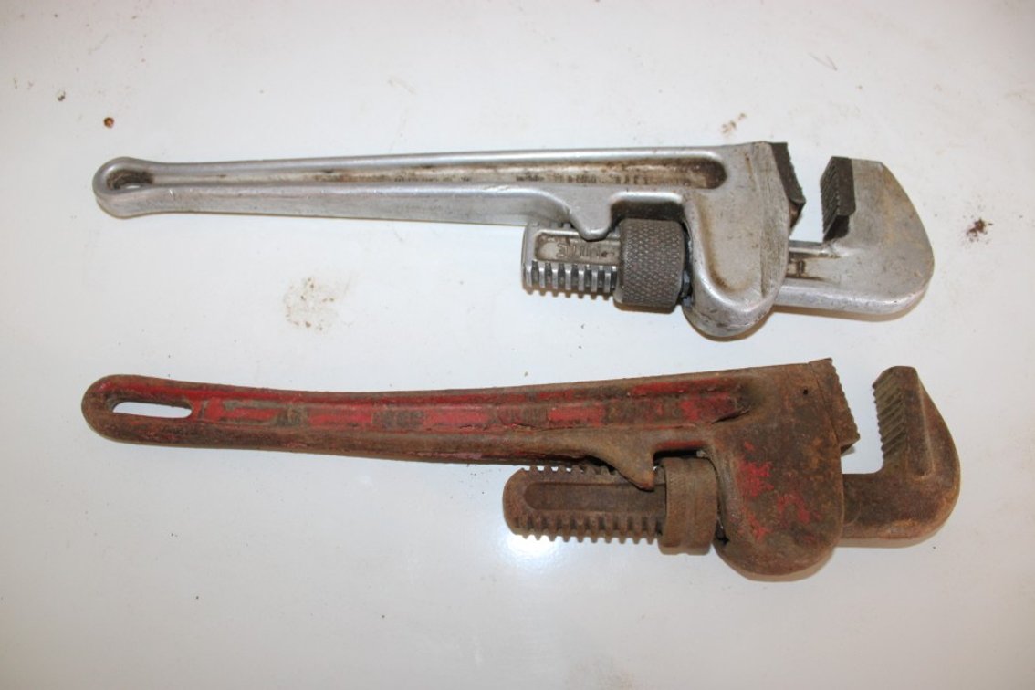 2 Pipe Wrenches