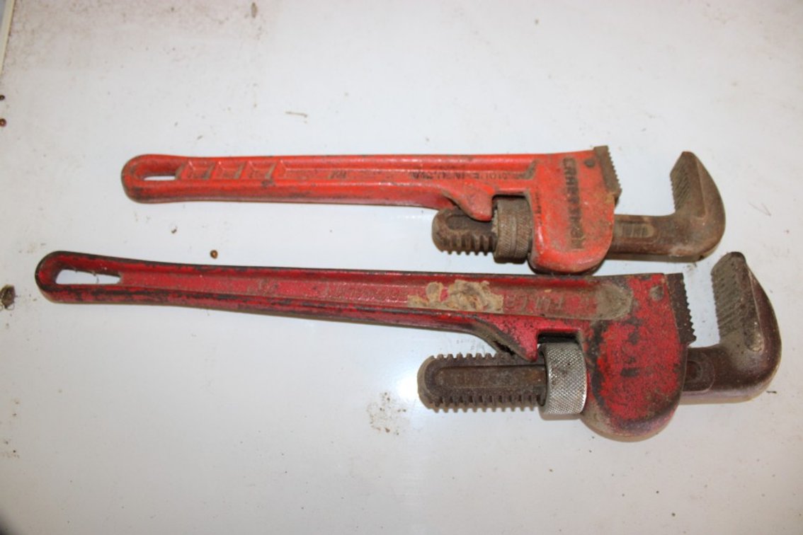 2 Pipe Wrenches