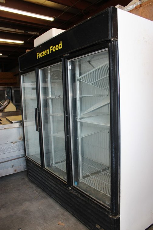 True Model GDM-72F-LD 3 Door Merchandiser Freezer Suitable for Indoor Outdoor Use, 79 x 31 x 79