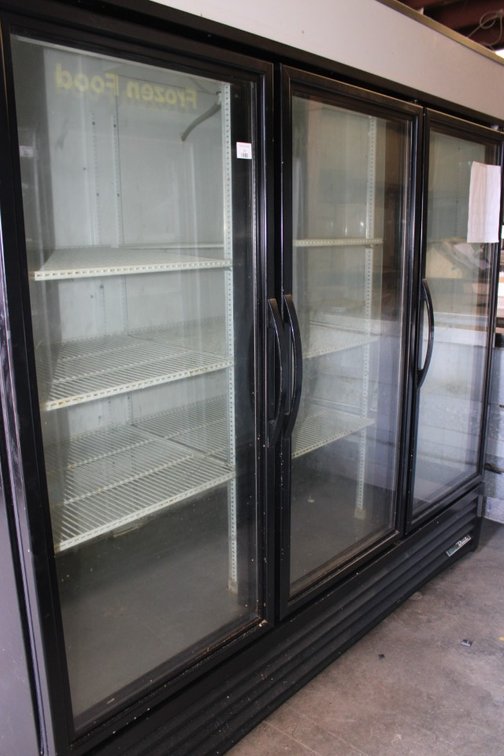 True Model GDM-72-HC-TSL01 3 Door Merchandiser Refrigeration Unit, 79 x 31 x 79