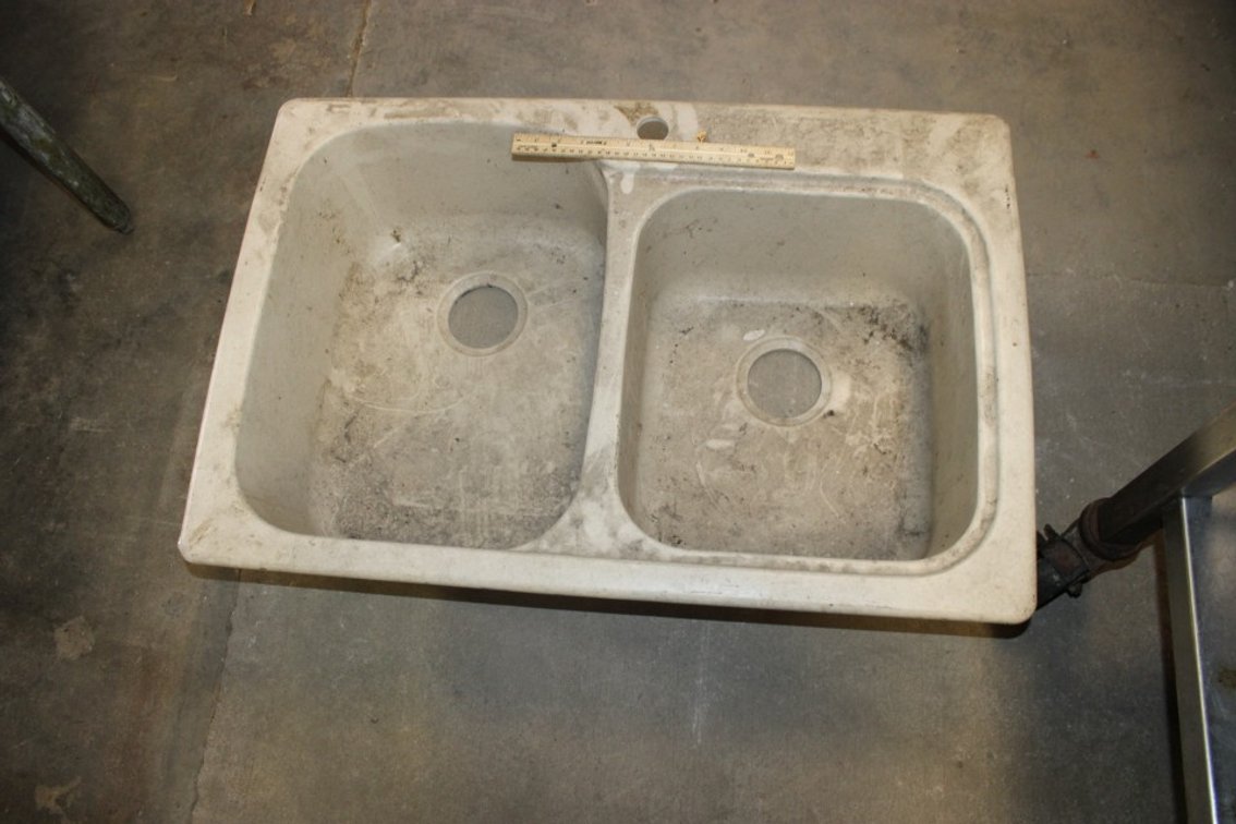 Fiberglass Double Sink, 33 x 22 x 9