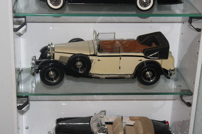 Image for 5 1:18 Scale Model Cars Including Sunstar 1956 Lincoln Premiere, Signature Brand 1961 Lincoln Continental, Signature 1956 Continental Mark II, Anson 1932 Maybach, and Signature 1943 Cadillac