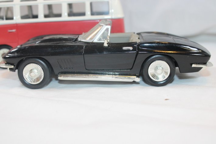Image for Five 1:24 Scale Diecast Cars: 1957 Chevy Bel Air, Classic Metalworks Pontiac GTO, 1967 Chevy Corvette, Maisto Volkswagen Van, and Ford Thunderbird