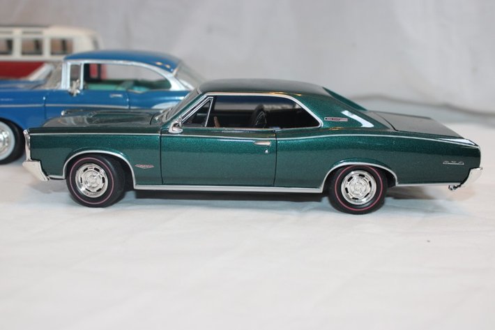 Image for Five 1:24 Scale Diecast Cars: 1957 Chevy Bel Air, Classic Metalworks Pontiac GTO, 1967 Chevy Corvette, Maisto Volkswagen Van, and Ford Thunderbird