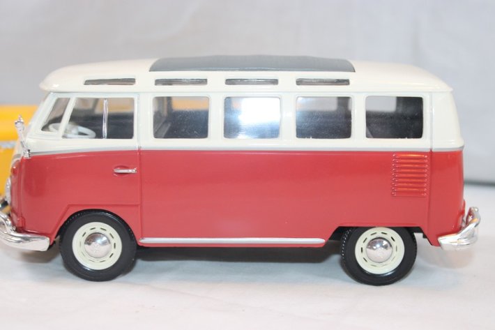 Image for Five 1:24 Scale Diecast Cars: 1957 Chevy Bel Air, Classic Metalworks Pontiac GTO, 1967 Chevy Corvette, Maisto Volkswagen Van, and Ford Thunderbird