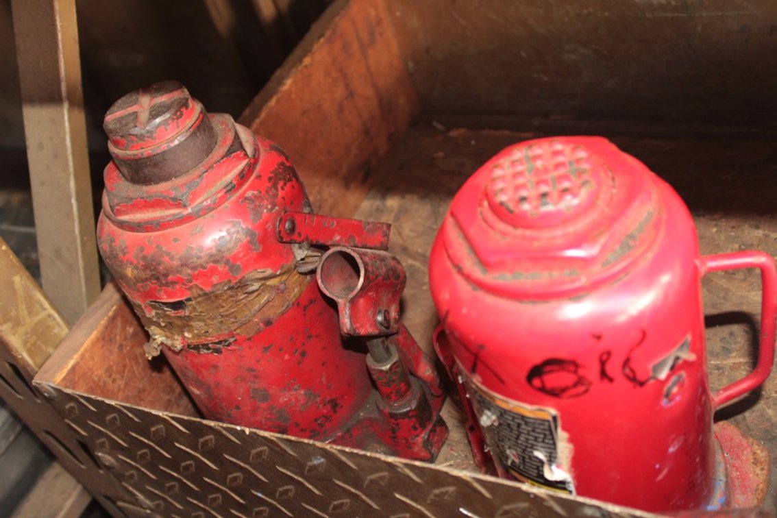 2 Bottle Jacks