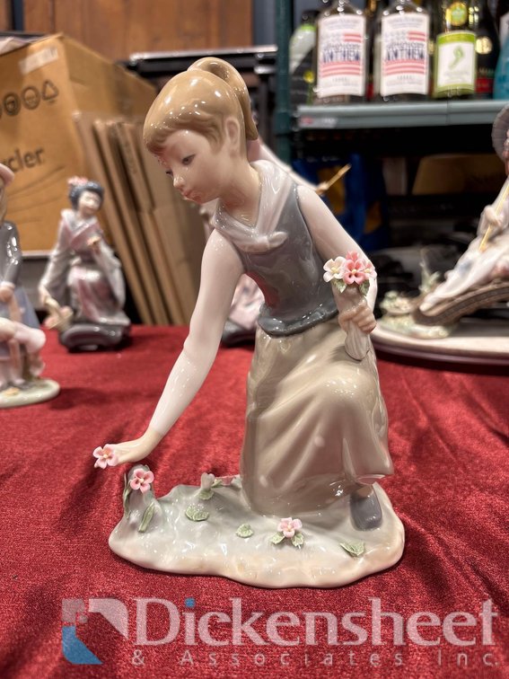 LLADRO PORCELAIN FIGURINE