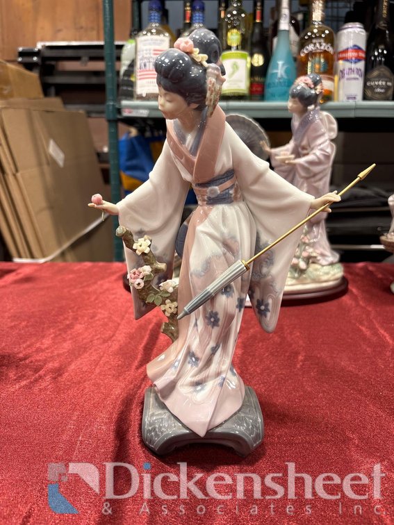 LLADRO PORCELAIN SCULPTURE