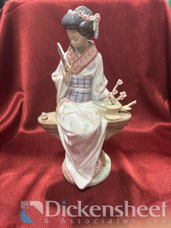 LLADRO PORCELAIN FIGURINE