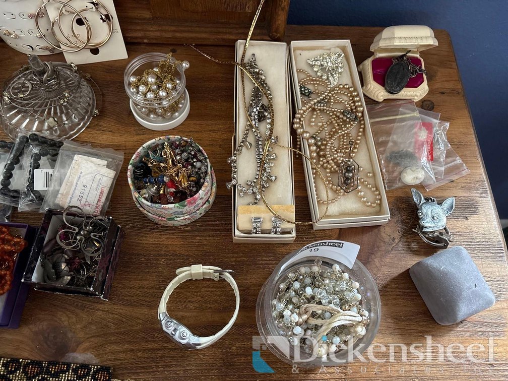 LARGE LOT OF COSTUME JEWELRY AND PINS