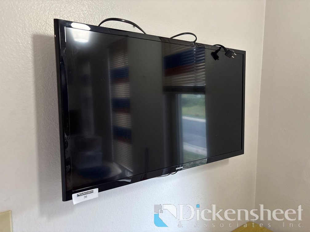 SAMSUNG 32 INCH WIDE SCREEN FLAT PANEL TELEVISION