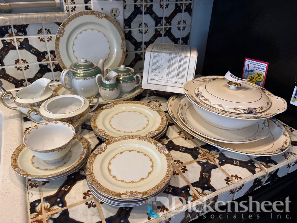 BEAUTIFUL LOT OF DINNERWARE