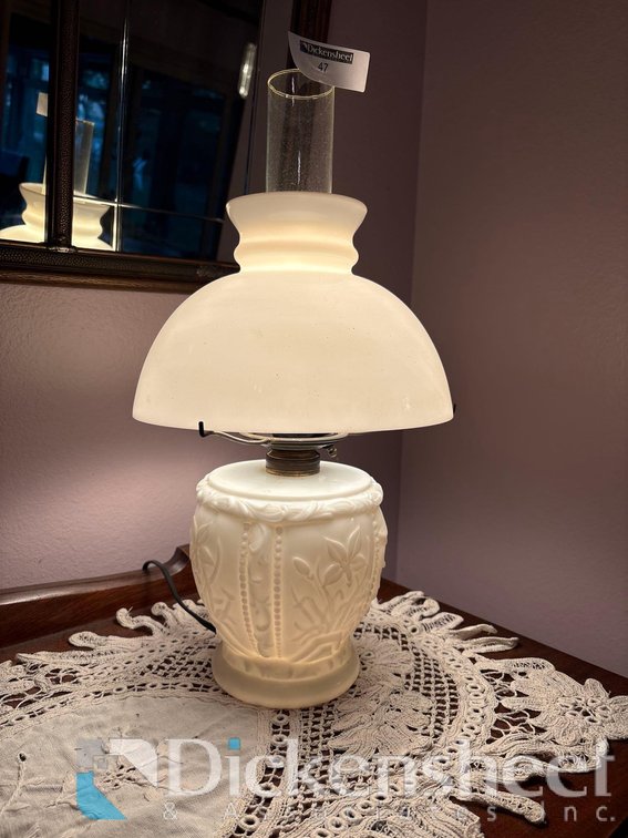WHITE MILK GLASS TABLE LAMP