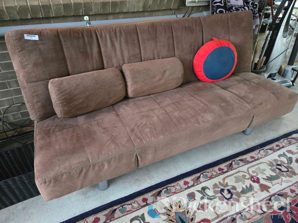 FUTON IN THE COLOR OF BROWN