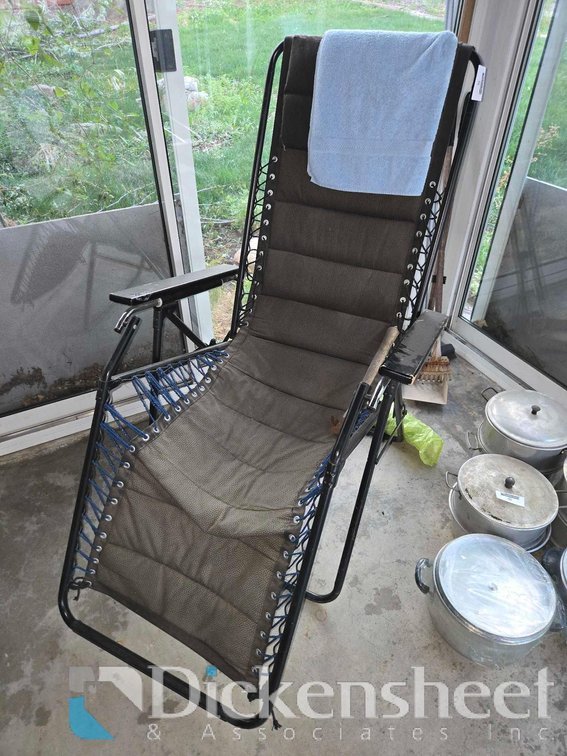 FOLDING LOUNGE CHAIR