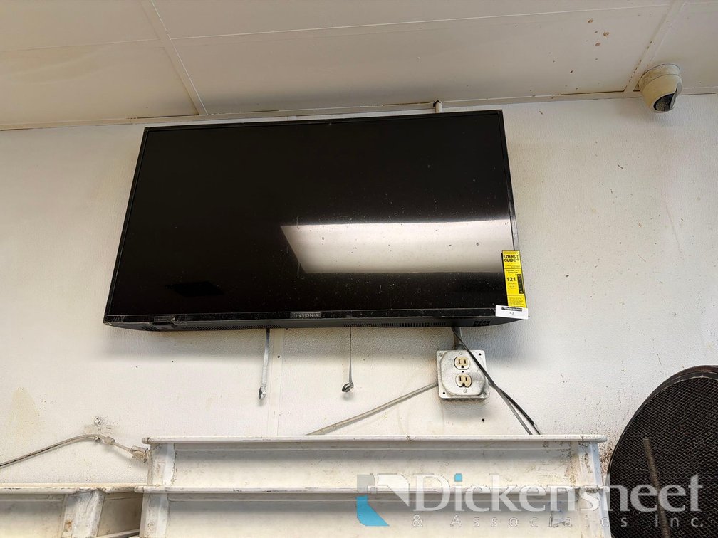 INSIGNIA WALL MOUNT WIDE SCREEN FLAT PANEL TELEVISION