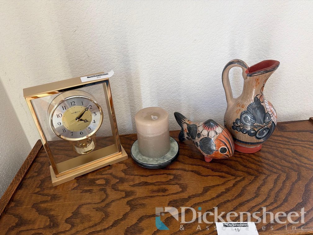 LOT WITH CLOCK & TABLE DECOR