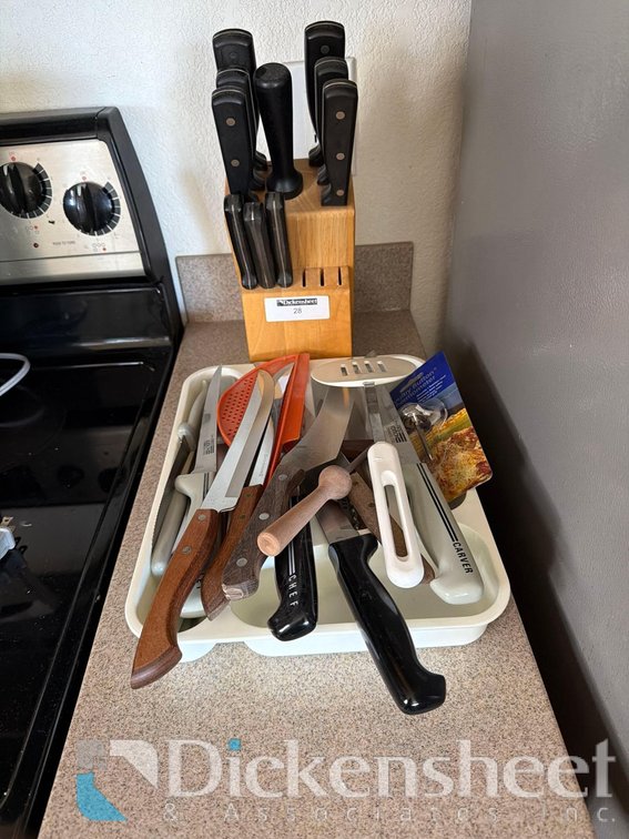 ASSORTMENT OF KNIVES INCLUDING CUTLERY BLOCK