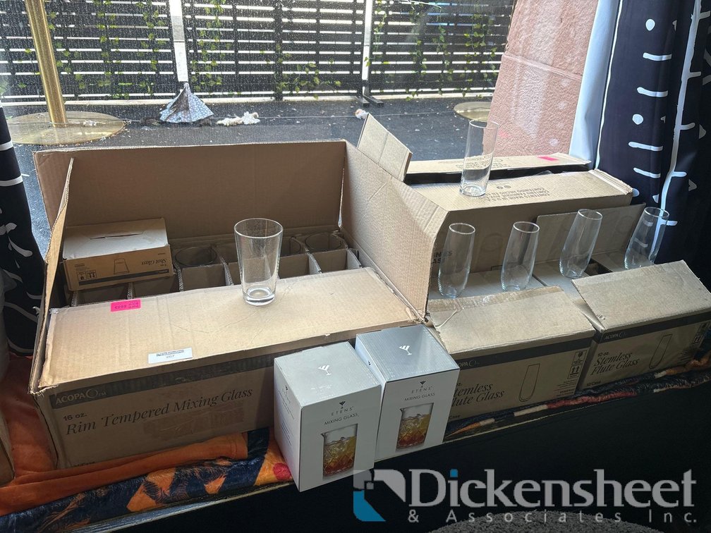 SELECTION OF GLASSWARE LOT