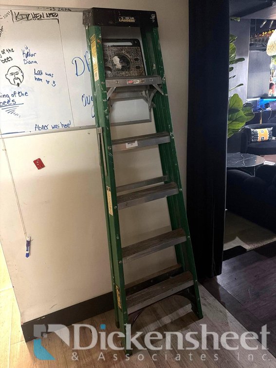 GORILLA 6-FOOT STEP LADDER