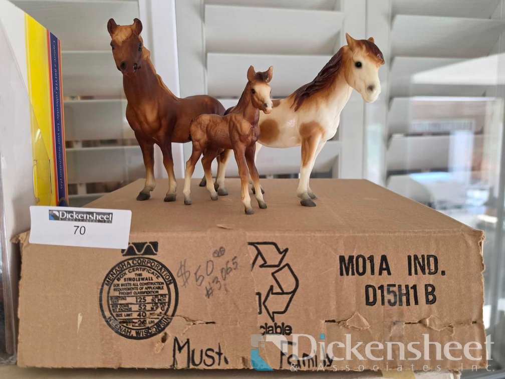 BREYER MUSTANG FAMILY SET