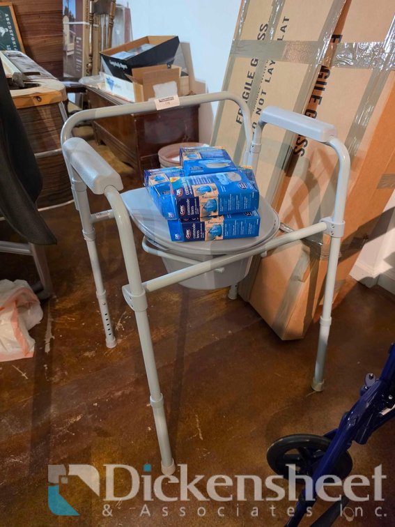 COMMODE WITH LINERS
