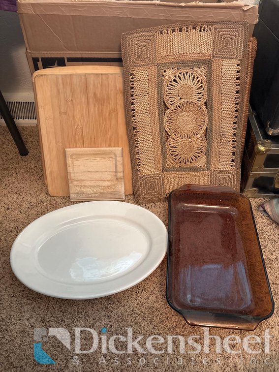 LOT OF PLACEMATS, CUTTING BOARDS, AND KITCHENWARE