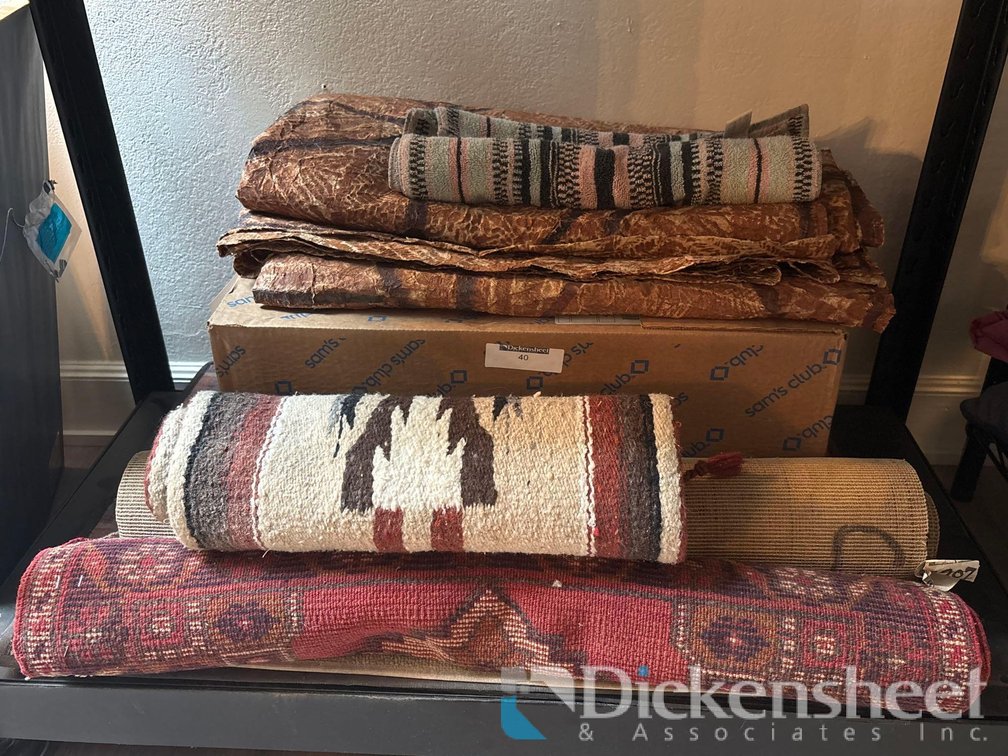LOT OF RUGS, CLOTHS, AND TOWELS