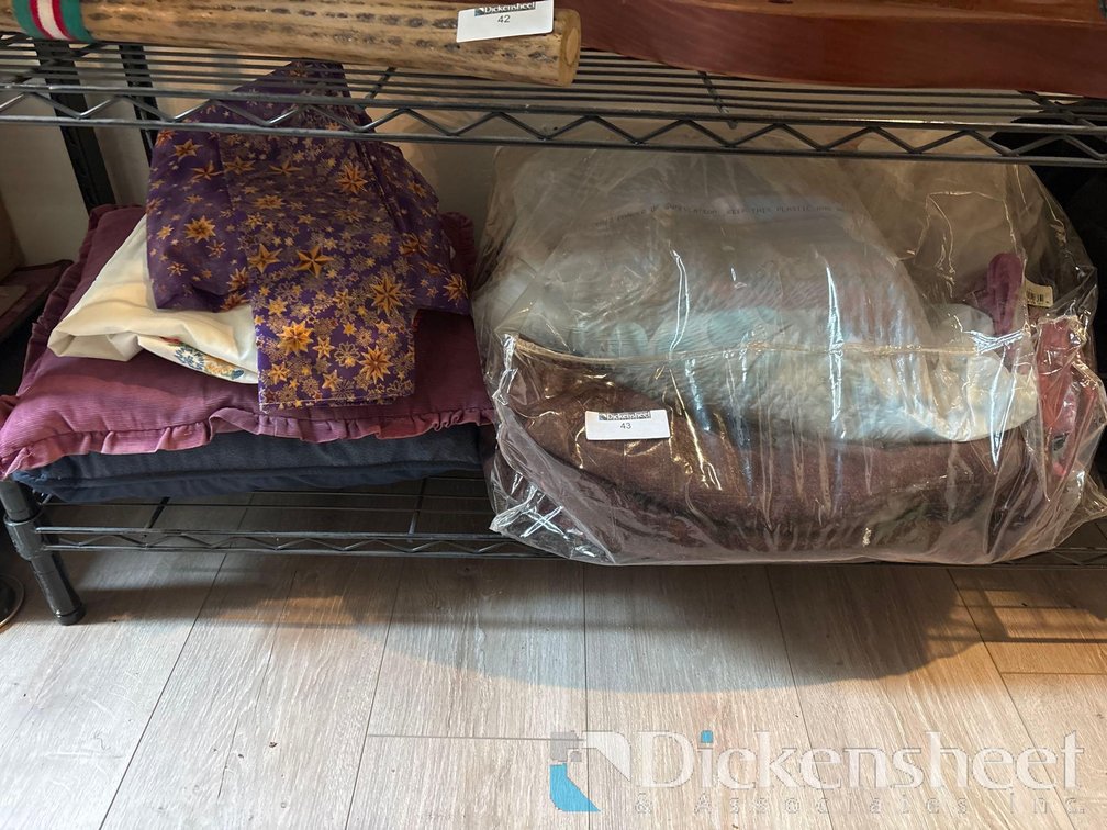 PILLOWS, TABLE CLOTHES, BLANKETS AND FABRICS LOT