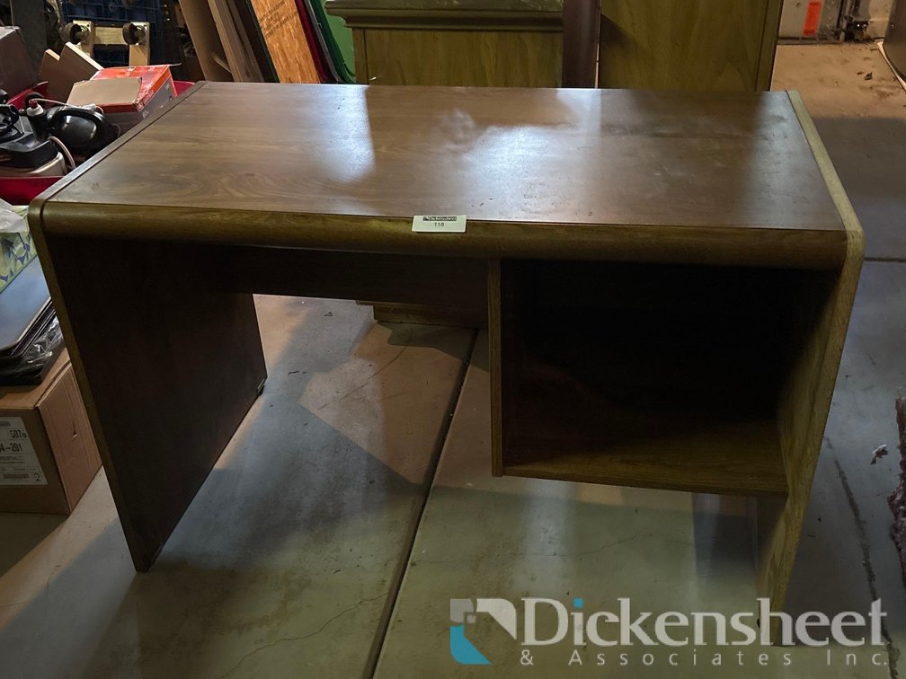 SMALL WOOD LAMINATE DESK