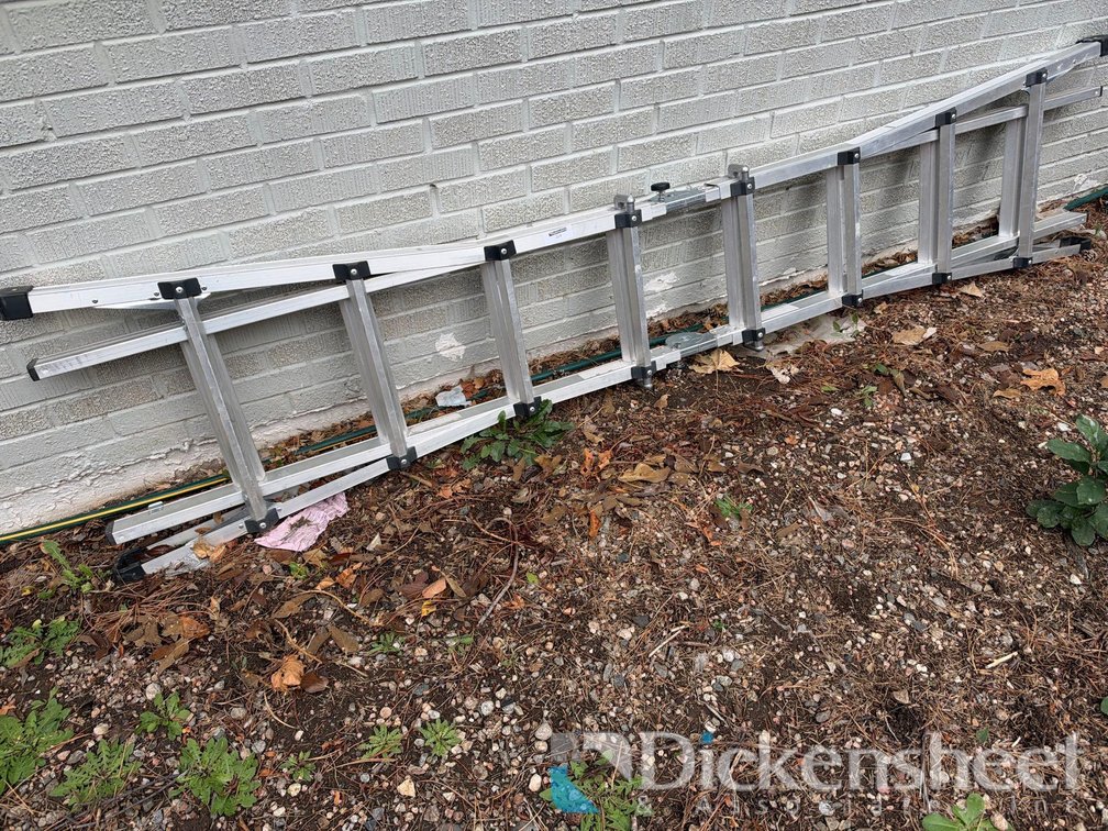 ADJUSTABLE ALUMINUM LADDER