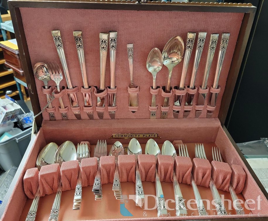 8 PIECE MATCHING PLACE SETTING OF STAINLESS STEEL FLATWARE IN DECORATIVE BOX