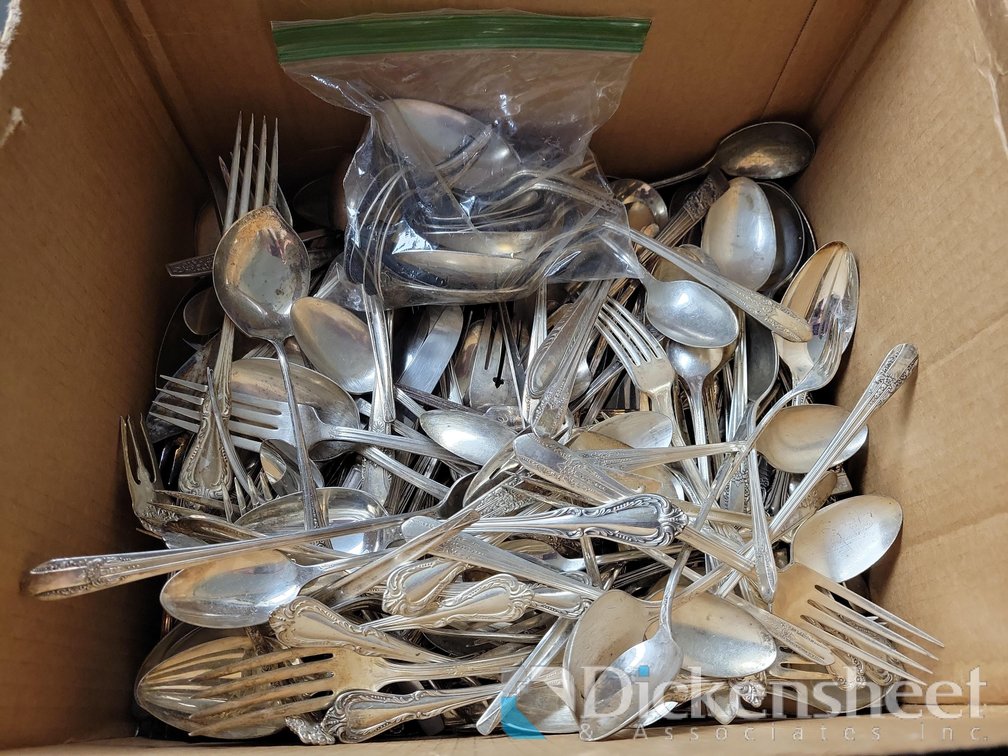 BOX WITH VARIOUS SILVER PLATED FLATWARE