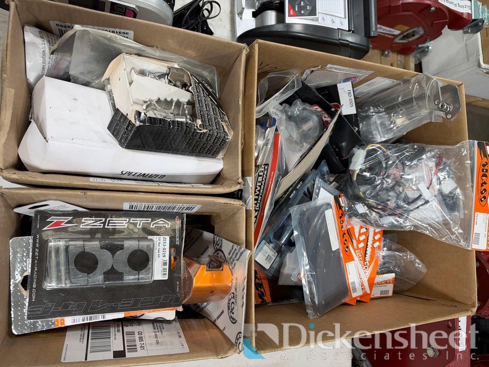 ASSORTMENT OF MOTORCYCLE PARTS