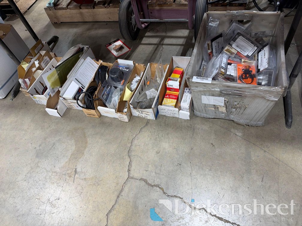 ASSORTMENT OF MOTORCYCLE PARTS