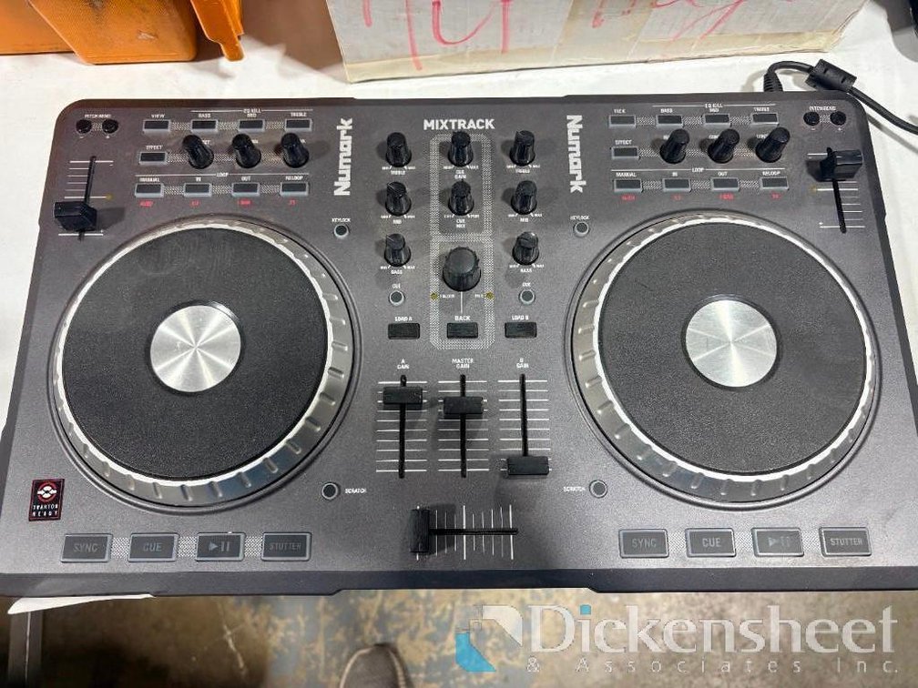 Numark Mixtrack N832