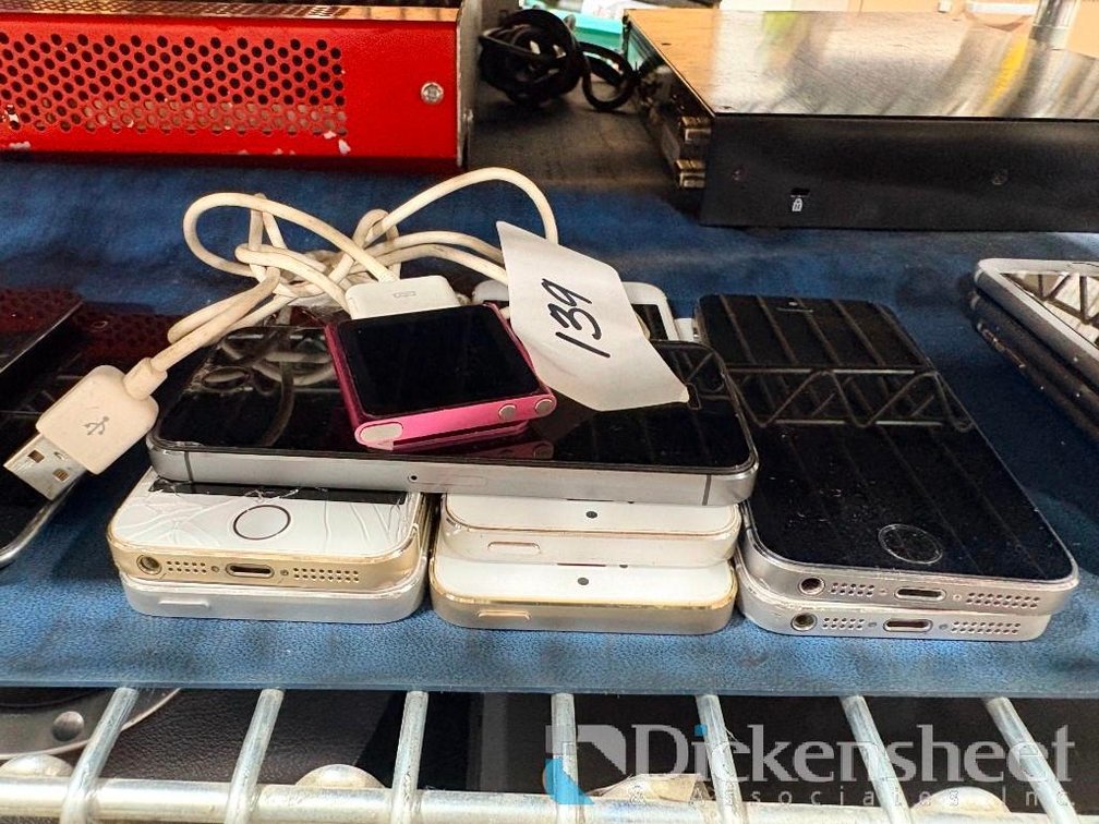 Lot of (8) Vintage Apple Devices