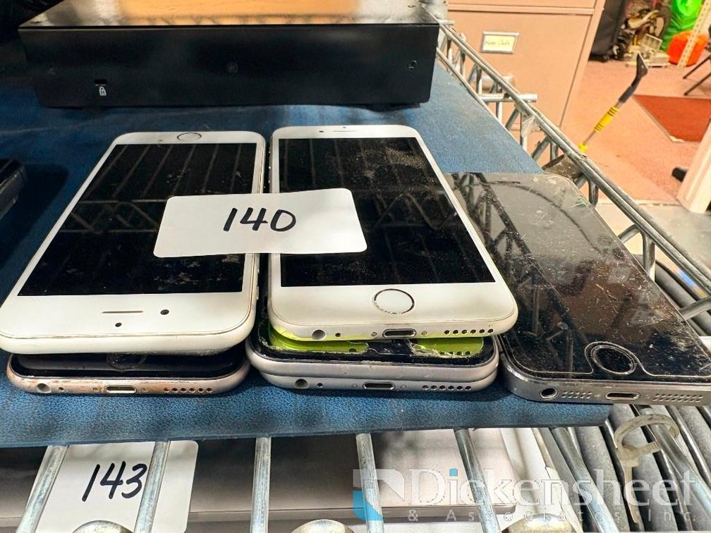 Lot of (7) Vintage iPhones