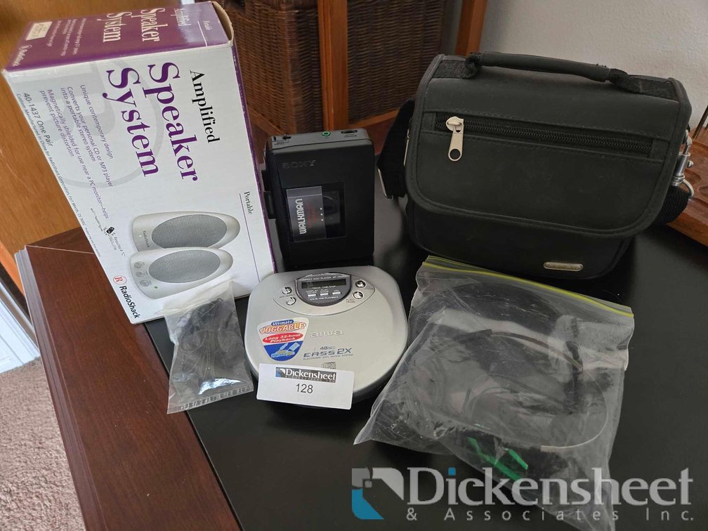 LOT OF VINTAGE PORTABLE ELECTRONICS 