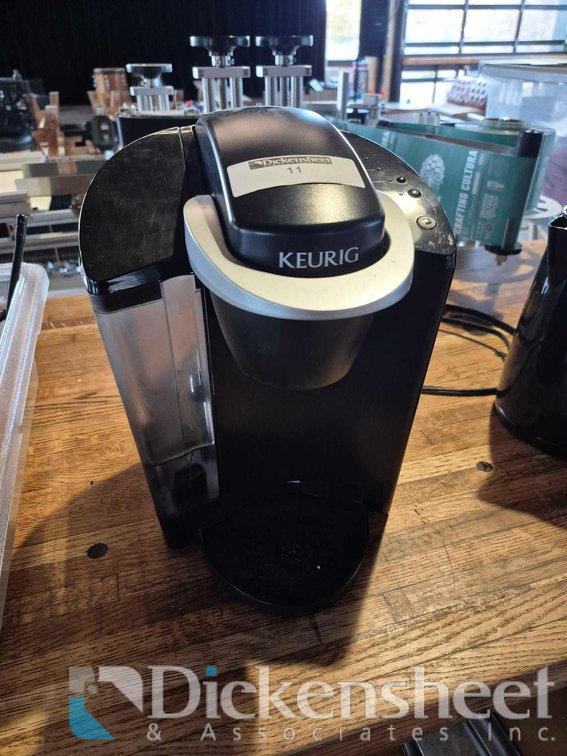 KEURIG COFFEE MACHINE 