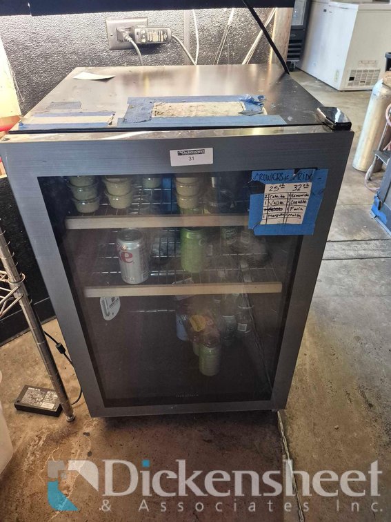 INSIGNIA BEVERAGE SINGLE CLEAR DOOR REACH IN COOLER WITH CONTENTS 