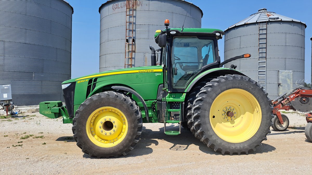 2013 John Deere 8260R