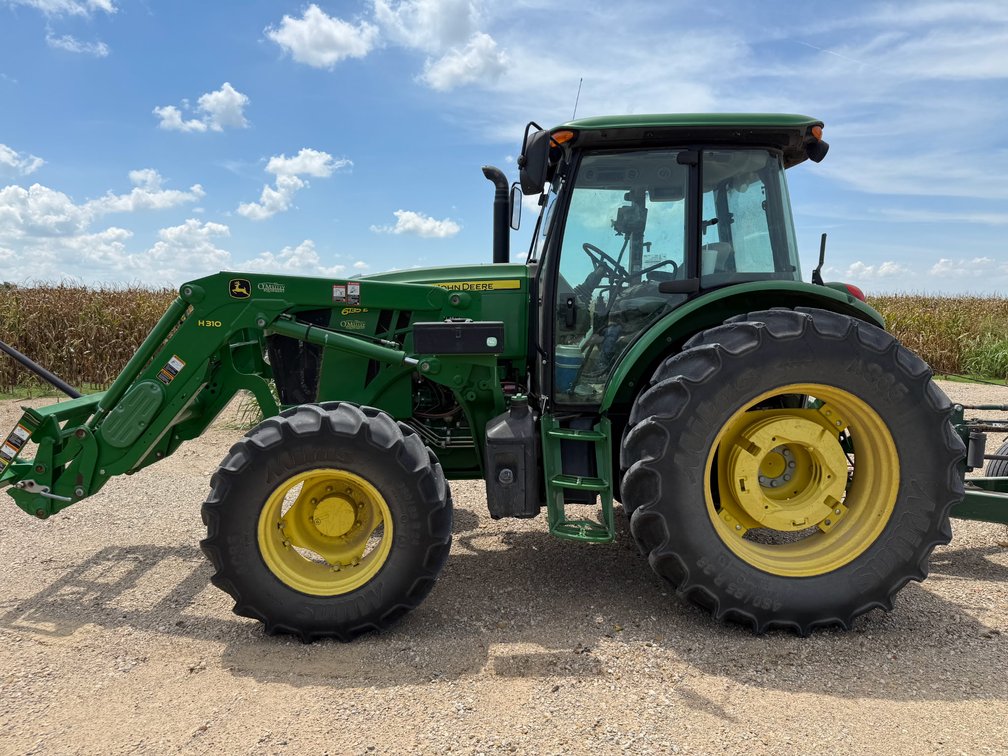 2015 John Deere 6135E