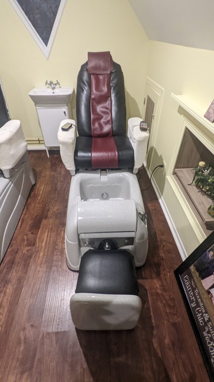 ELUTE Massaging Pedicure Chair