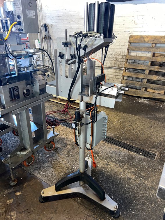 Applicator for Plastic "Pak-Tek" Can Handles