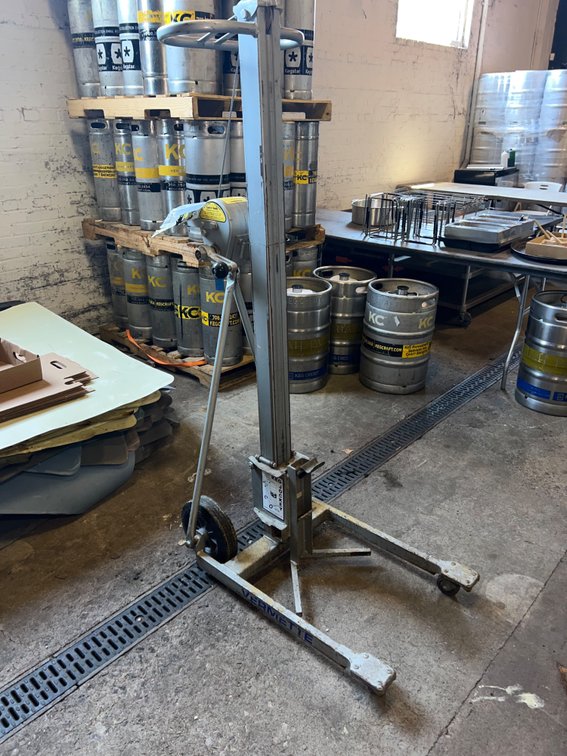 VERMETTE MACHINE COMPANY - Keg Jockey Manual Lift